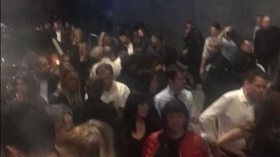Θεσσαλονίκη: Το… αδιαχώρητο έξω από νυχτερινό κέντρο για ένα τσιγάρο!